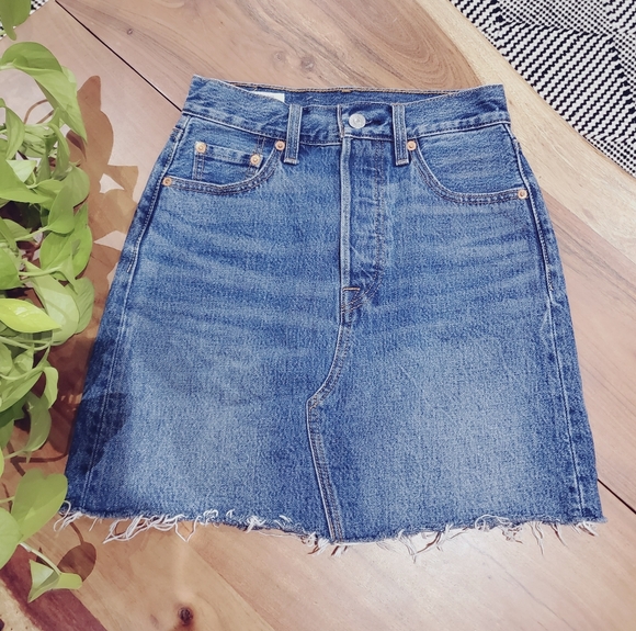 Rare LEVI's Classic Blue Ribcage V Yoke Frayed Skirt - Picture 2 of 16